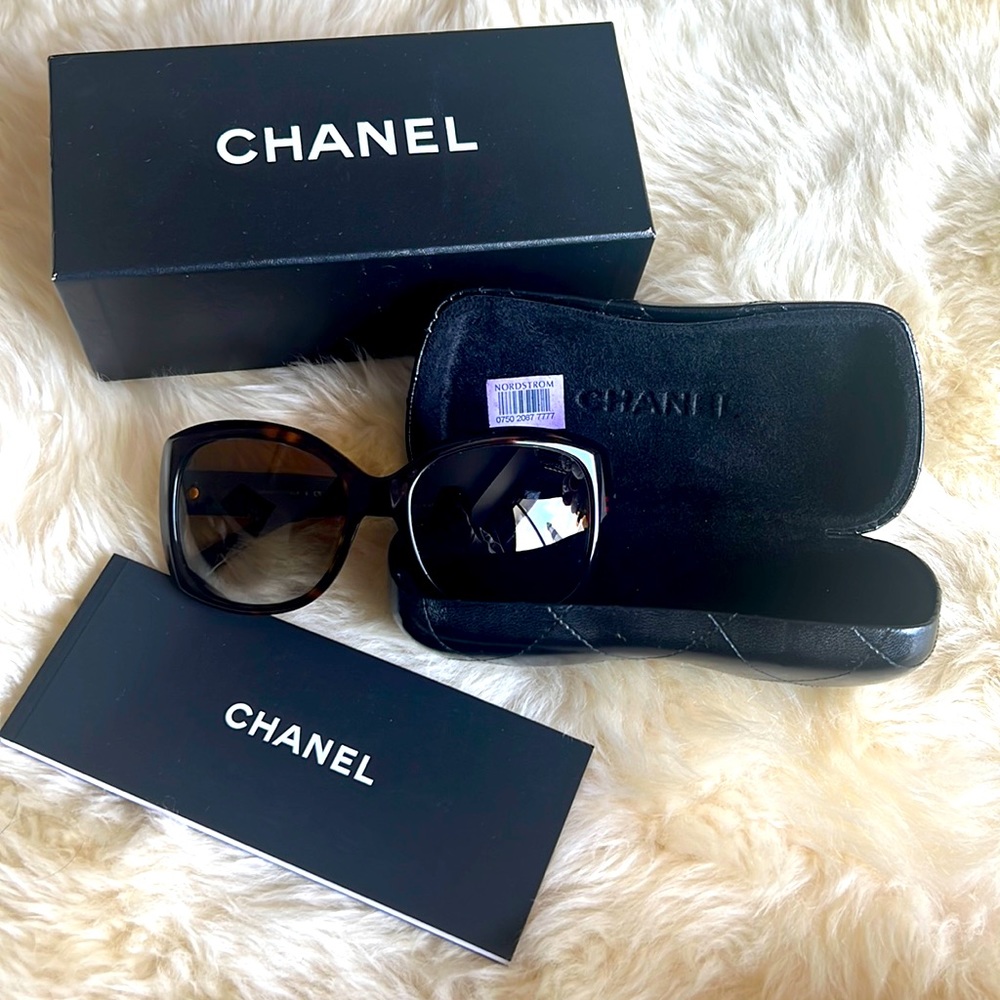 Authentic Chanel Sunglasses - large Jacki O style